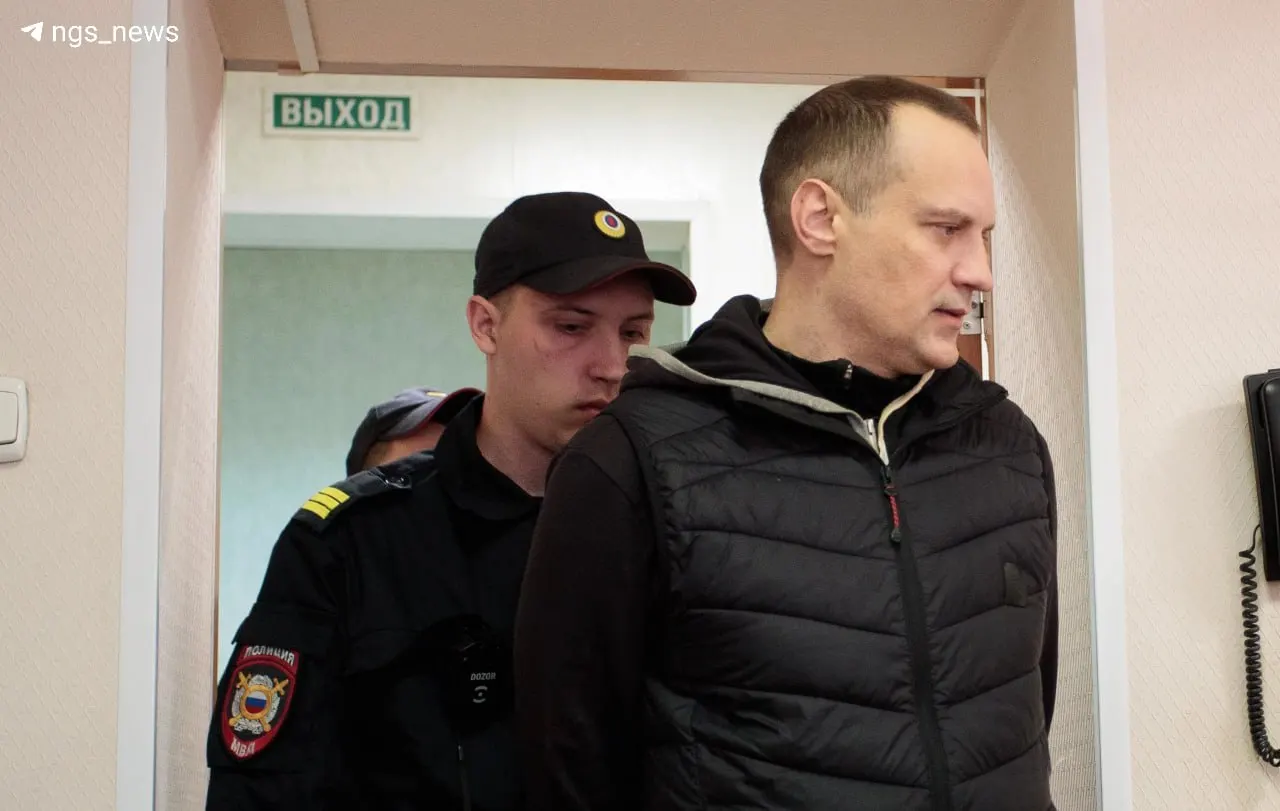 Суд увеличил срок бывшему министру до 3,5 лет колонии общего режима и обязал компенсировать ущерб в 220 млн рублей; в зале суда его поместили под стражу.