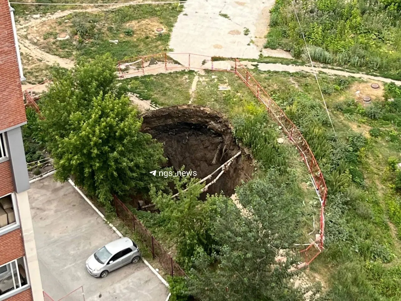В Ленинском районе из‑за дефекта на магистральном водопроводе вечером 12 июля отключили холодную воду, после чего на одной из улиц образовался провал — участок оградили, воду вернули.