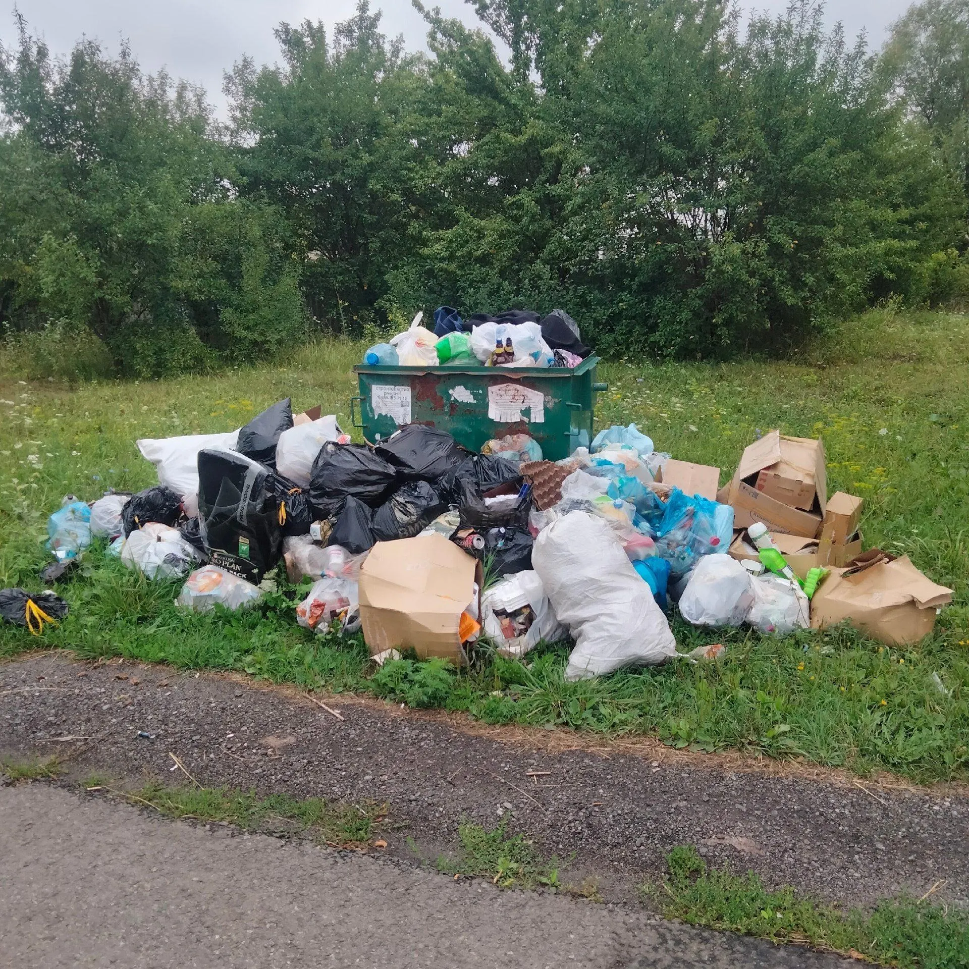 В селе Вознесеновка Шебекинского округа вывоз мусора остановили из‑за попаданий по мусоровозам. Жителям предлагают самостоятельно утилизировать отходы, вопрос оплаты коммунальной услуги остаётся открытым.