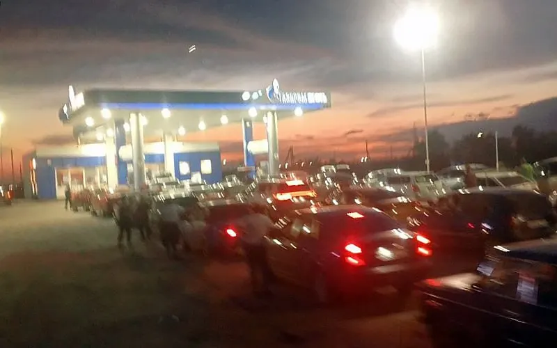 В ряде сибирских регионов — от Новосибирской и Кузбасса до Алтая и юга Якутии — фиксируют нехватку моторного топлива: очереди на заправках, ограничения на розлив в канистры и закрытие отдельных АЗС, что уже влияет на ЖКХ и аграрный сектор.