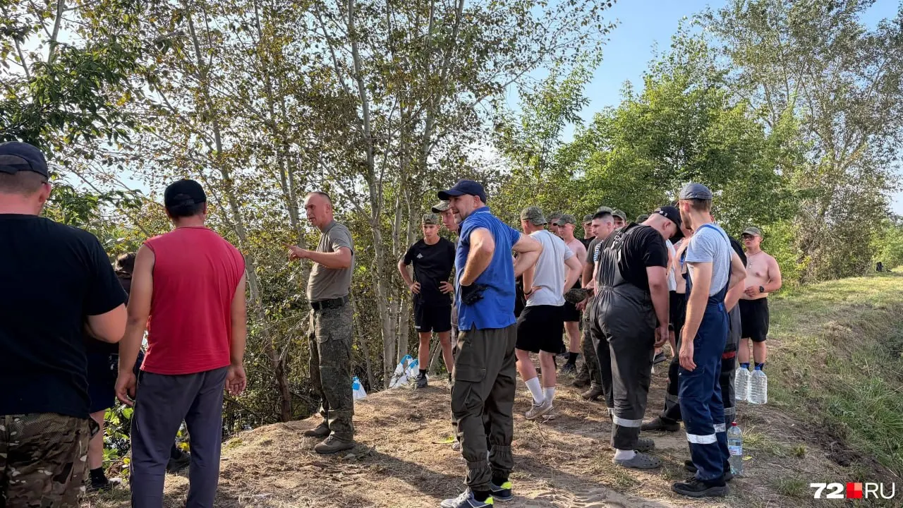 На участке на Береговой часть насыпи обрушилась. Для защиты берега от размыва волонтёры, сотрудники администрации и военные укладывают мешки с песком — уровень реки Тура за сутки поднялся на 9 см.