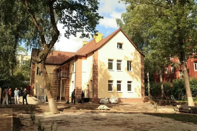 Глава горадминистрации Елена Дятлова сообщила, что капитальный ремонт здания на ул. Леонова ведётся с опережением графика: центр планируют открыть к началу сентября, одновременно благоустраивают прилегающую территорию.