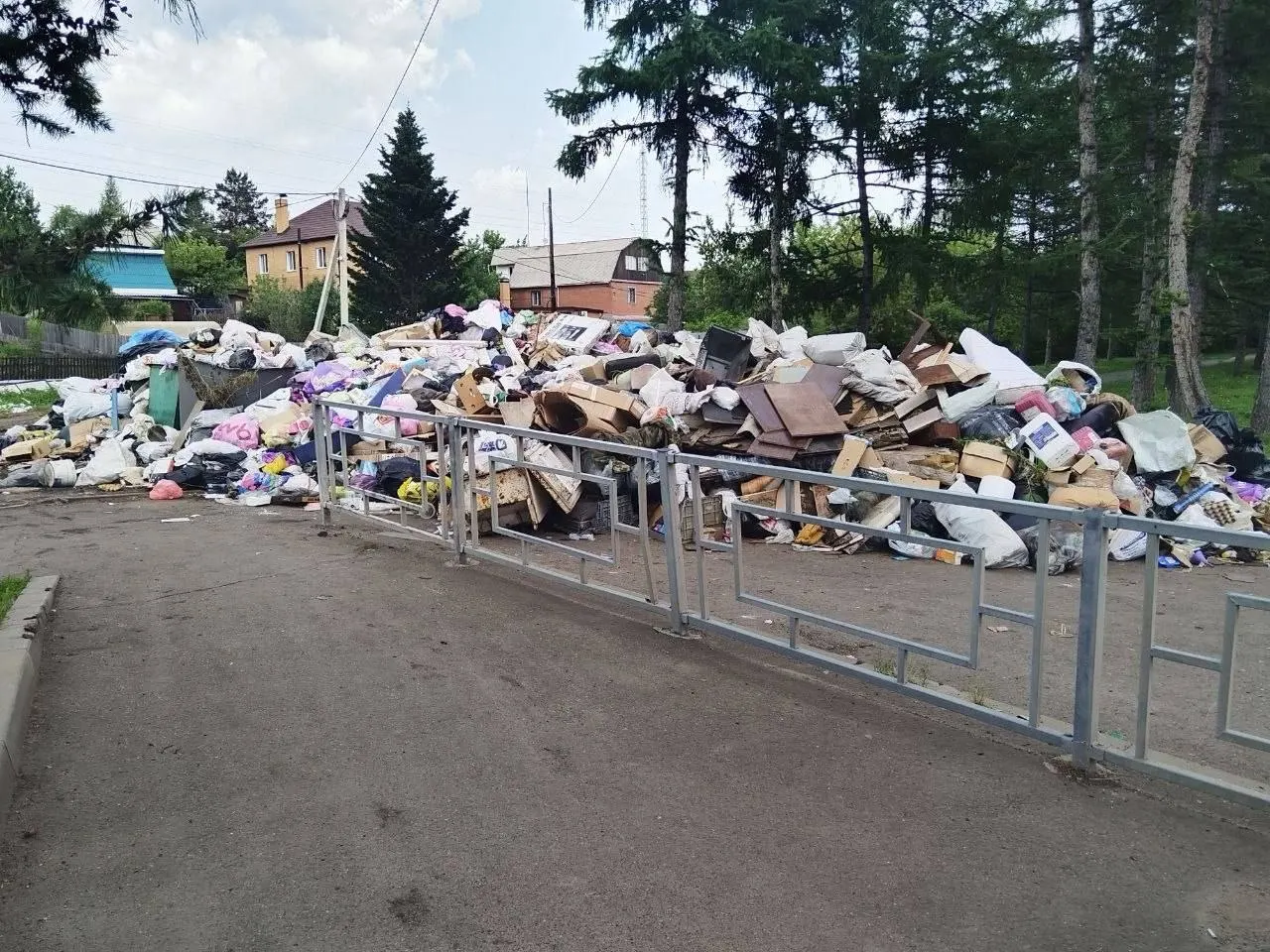 В результате круглый стол в краевом отделении ОНФ: регоператор жалуется на нехватку мусоровозов и работу в авральном режиме, а в министерстве обещают корректировку нормативов и тарифов к октябрю.