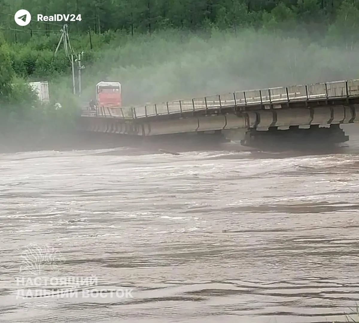 Переправу через Амазар разнесло паводком в 2022 году — это единственный выезд из посёлка. Контракт на капитальный ремонт на почти 319 млн рублей заключён только сейчас, завершение — к 15 августа 2027 года. Регион также выделил миллиарды на поддержку СВО.