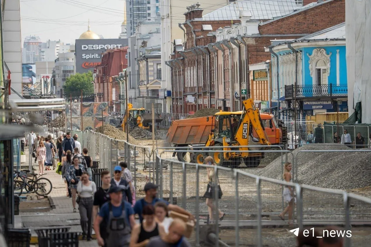 Проход к улице со стороны проспекта Ленина огородили забором — работы ведёт подрядчик из Уфы. Жители жалуются на неудобства и неприятный запах у переносных туалетов. Ремонт планируют завершить к сентябрю 2026 года.