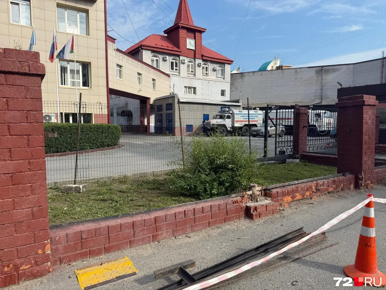 Участок на улице Максима Горького расширяют: демонтируют ограду и КПП у управления МЧС и добавляют полосу для повышения пропускной способности, сообщил мэр Тюмени.