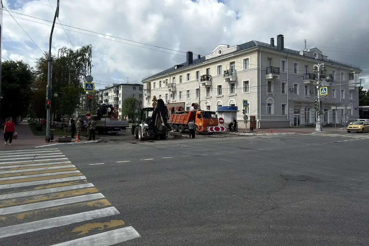 Врио губернатора сообщил о выделении 1,2 млрд руб. на капитальный ремонт — сейчас в городе работают 6 участков, ещё 5 начнутся в августе. До конца октября планируют завершить текущие работы.