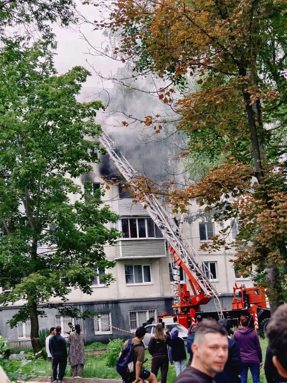 Ранним утром в пятиэтажке первого микрорайона произошёл взрыв: выбило окно, разрушился балкон и начался пожар; пострадали три человека.