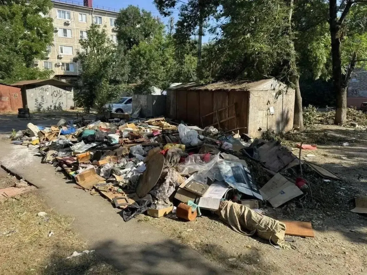 На улице Гагарина снесли 25 гаражей — планируют благоустроить территорию рядом с домами №83–97. Следующим этапом станет демонтаж бетонных оснований.