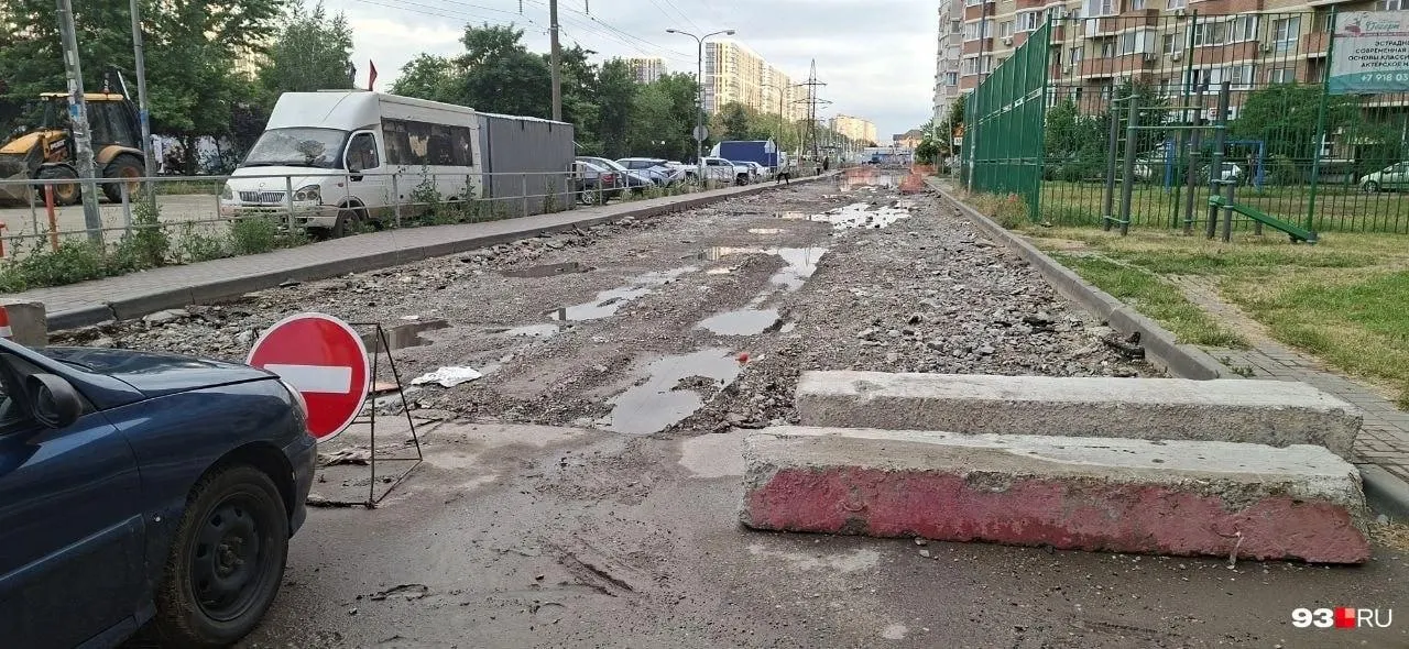 Ремонт возобновили после устранения аварии на канализации. Готовят новое основание, после чего уложат асфальт; работы планируют завершить до конца сентября.