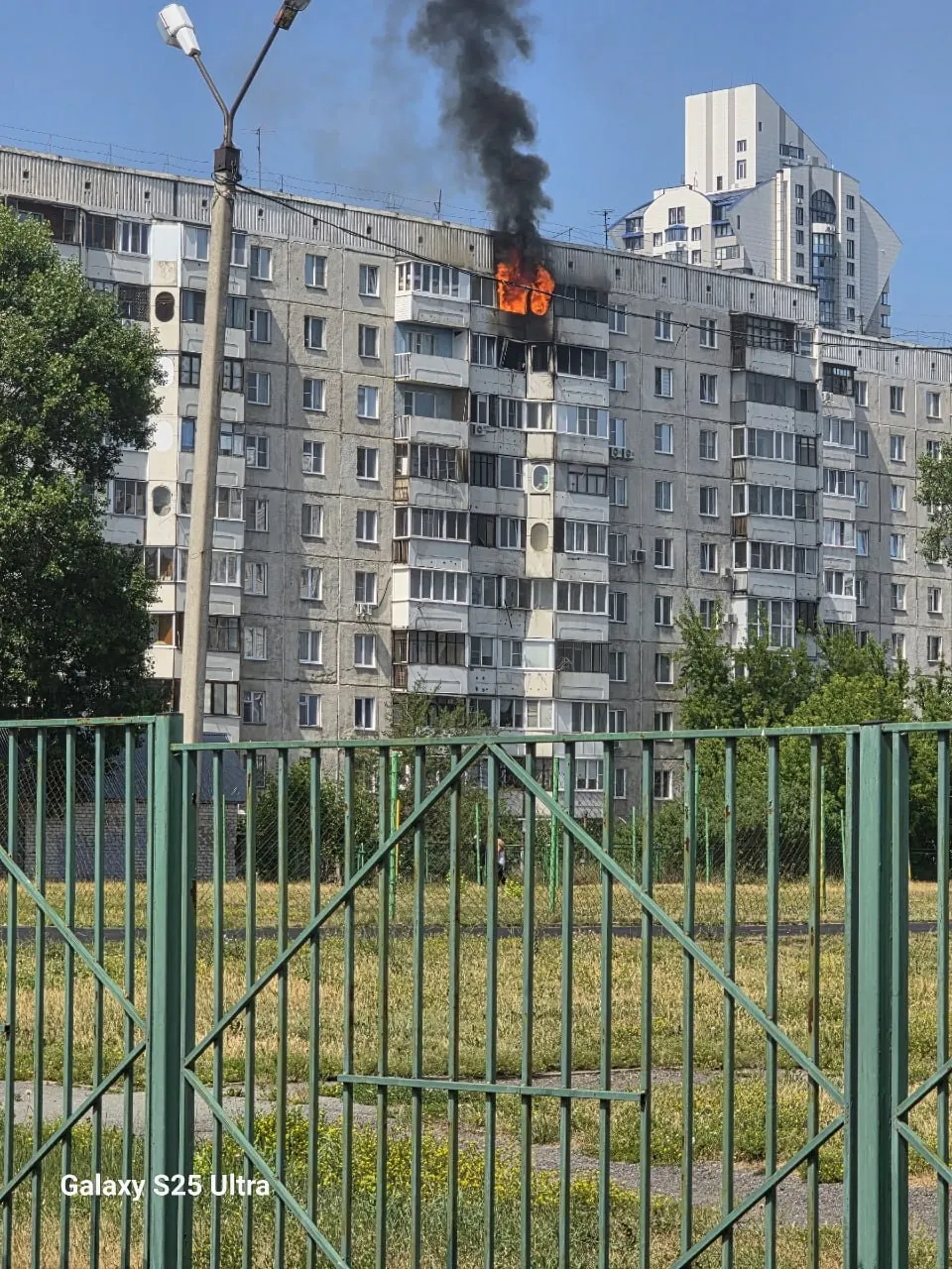 В десятиэтажном доме на улице Папанинцев загорелись два балкона — площадь открытого огня около 20 кв. м. Жильцы эвакуированы, пострадавших нет, на месте работали 33 пожарных и 10 единиц техники.