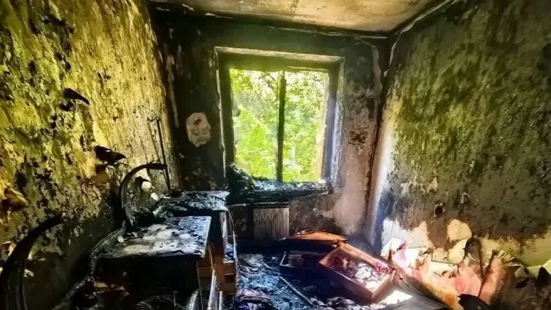 Вечером 2 июля в многоквартирном доме произошёл пожар из‑за короткого замыкания; спасатели вывели 10 человек, один ребёнок госпитализирован.