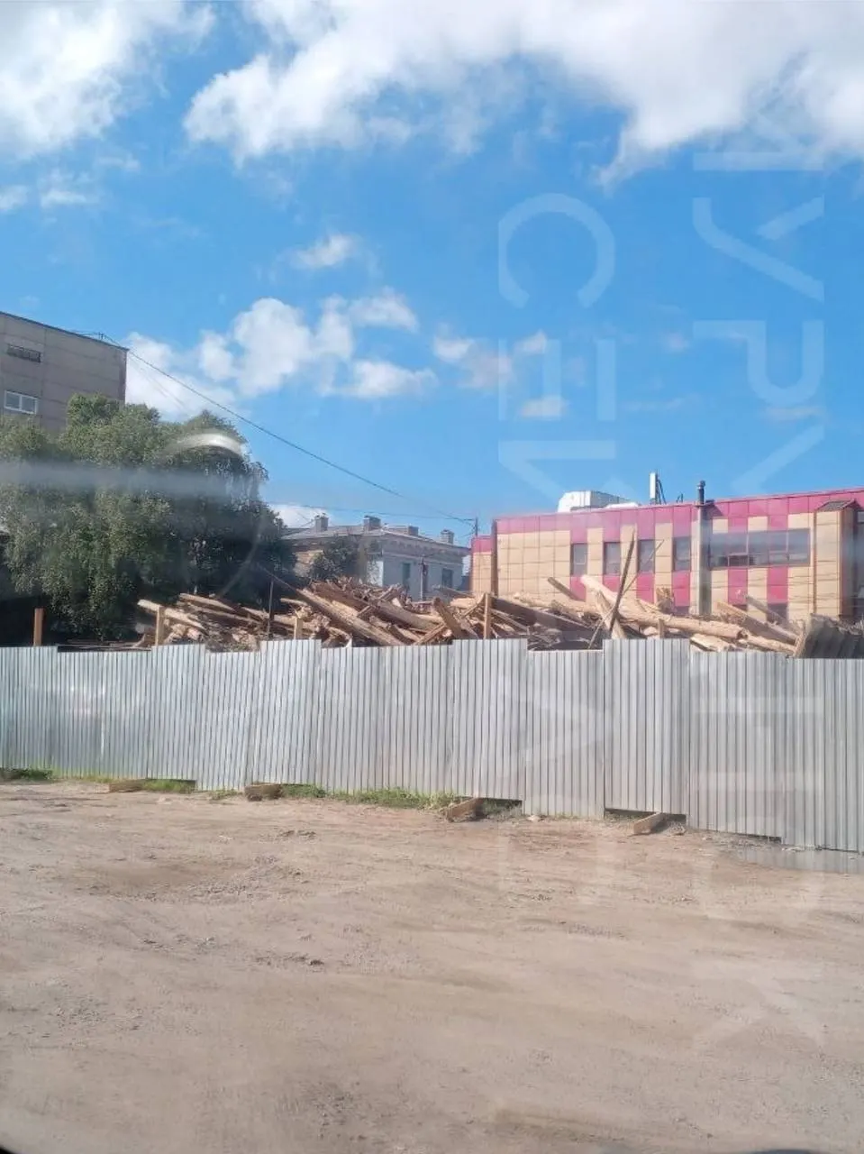 В городе демонтированы два деревянных дома на переулке Русанова, до конца года запланирован снос ещё нескольких аварийных зданий — в списке десяток адресов.