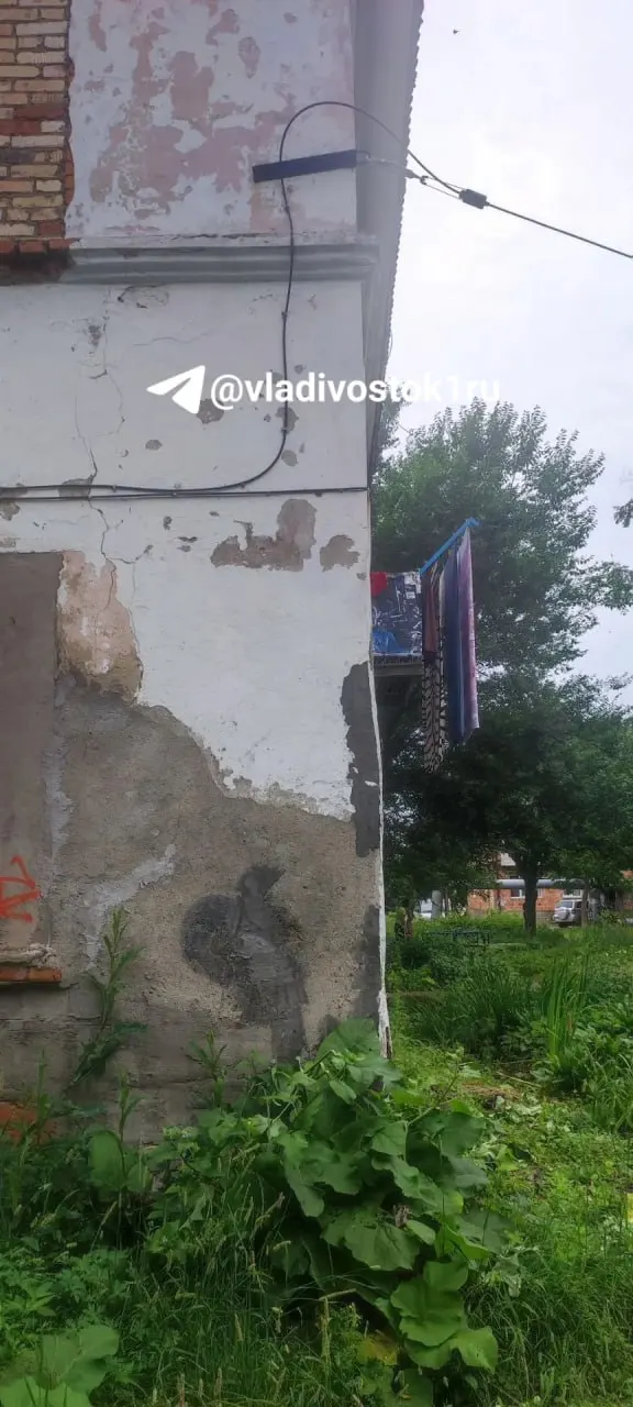 Жители прислали фото: со стороны аварийной стены дом заметно покосился, часть стены почти разрушена — в отдельных местах осталась лишь пара сантиметров кладки.