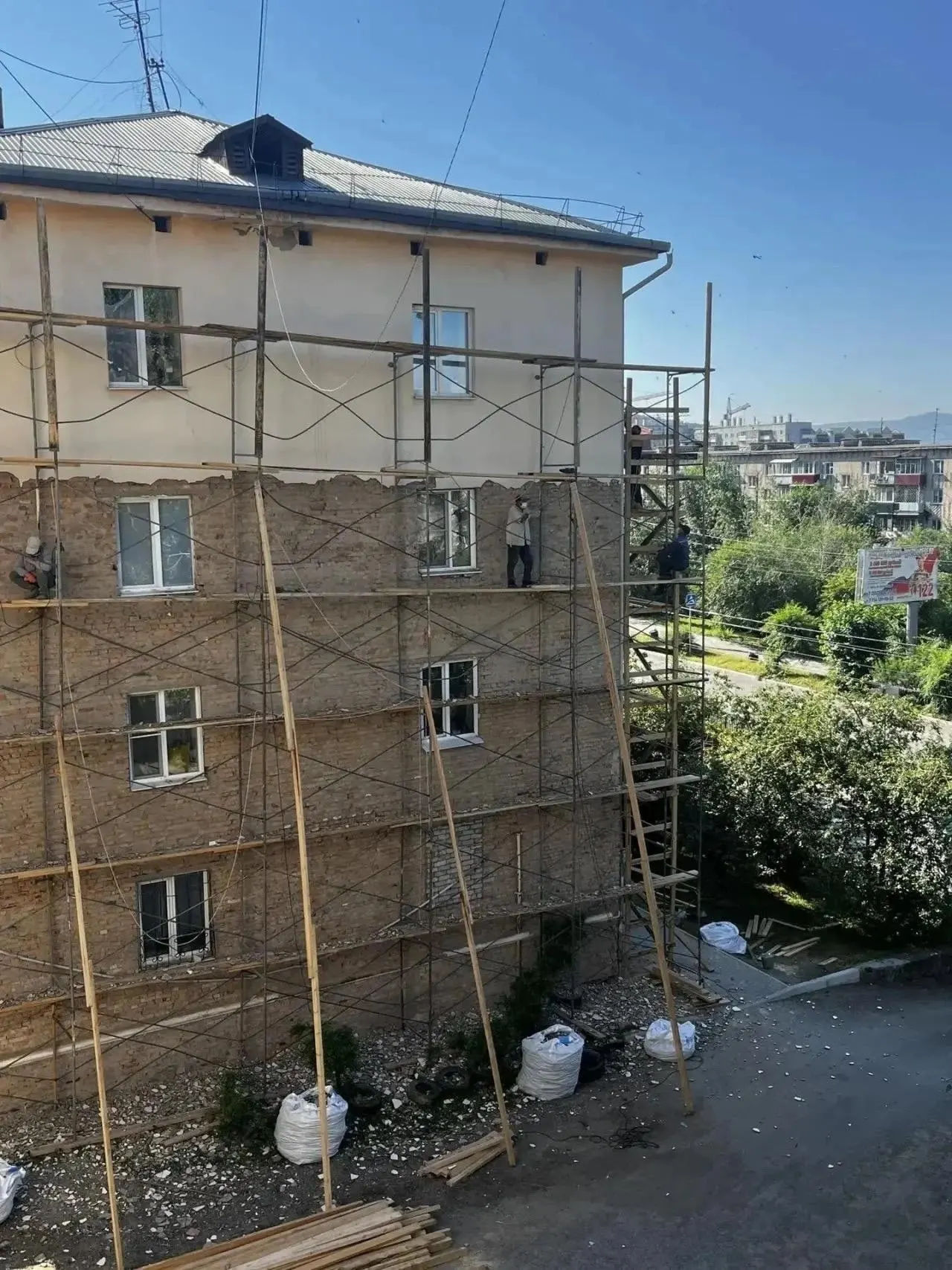 Жильцы дома на Бабушкина, 32 жалуются, что ремонтные работы стартуют в 06:00, нарушая закон о тишине. Их также беспокоит отсутствие ограждений и защитных сеток. Фонд капремонта направил подрядчику уведомление о соблюдении законодательства и техники безопасности.
