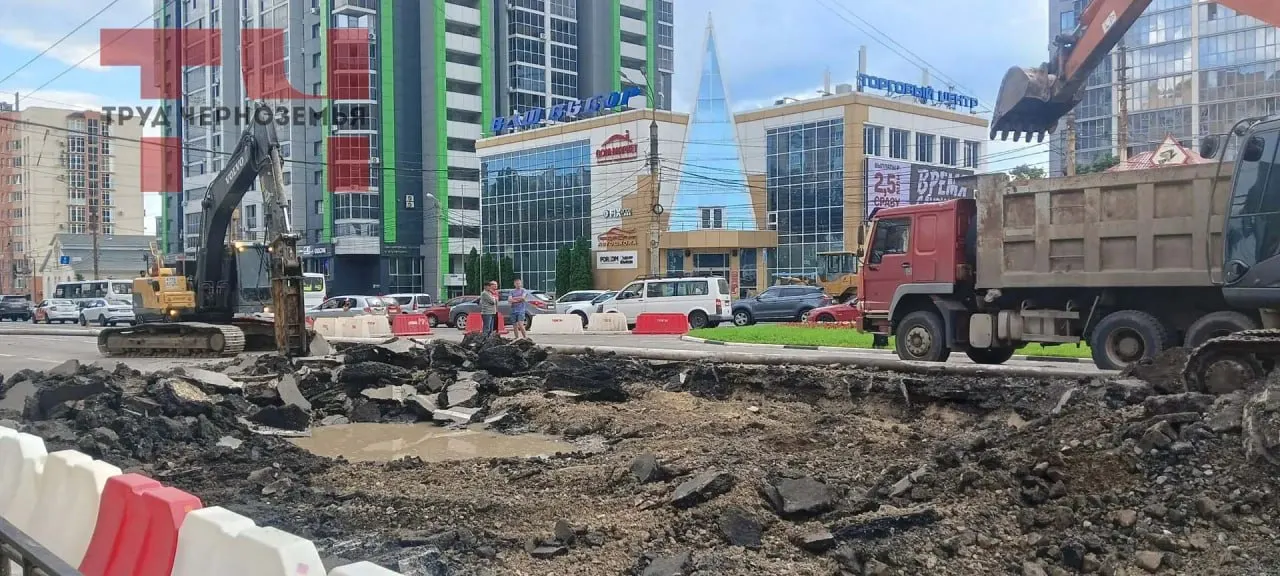На Московском проспекте произошёл прорыв канализационного коллектора диаметром 1000 мм. На месте работают техника и бригада, движение транспорта частично ограничено.