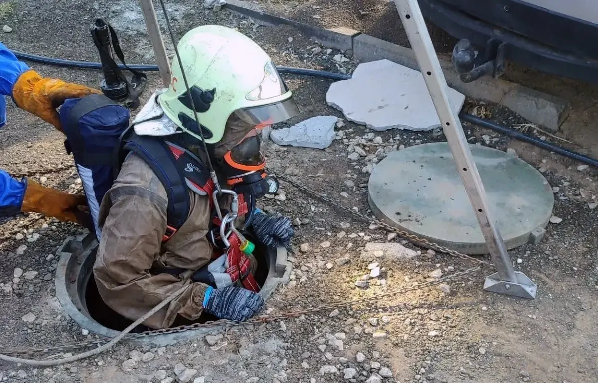 7 июля в селе Подстепки двое рабочих получили отравление газом при чистке канализационного колодца. Спасатели подняли пострадавших и передали врачам, один из рабочих скончался; работы завершили к вечеру.