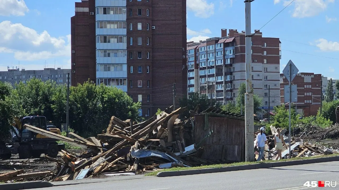 Частный дом на Пушкина, 54 разобрали под строительство зоны отдыха. Некоторые жители переселены во временное жильё, но продолжают судиться с администрацией, требуя постоянных квартир и считая предложенные варианты неприемлемыми.