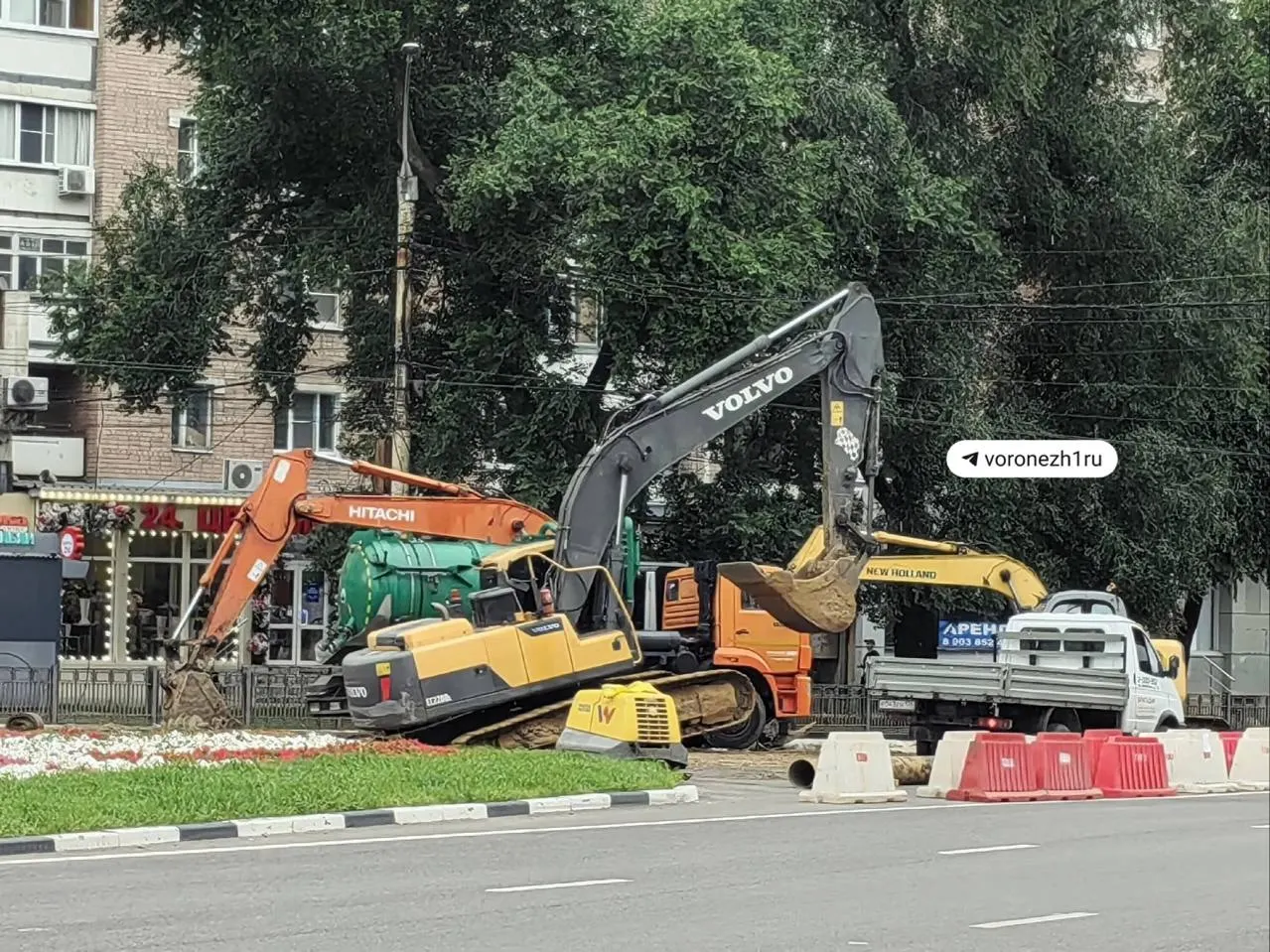 Во время промывки коллектора на Московском проспекте жители и автолюбители столкнулись с резким запахом и пробками. Работы по очистке и проверке трубопровода должны завершиться в ближайшие дни.