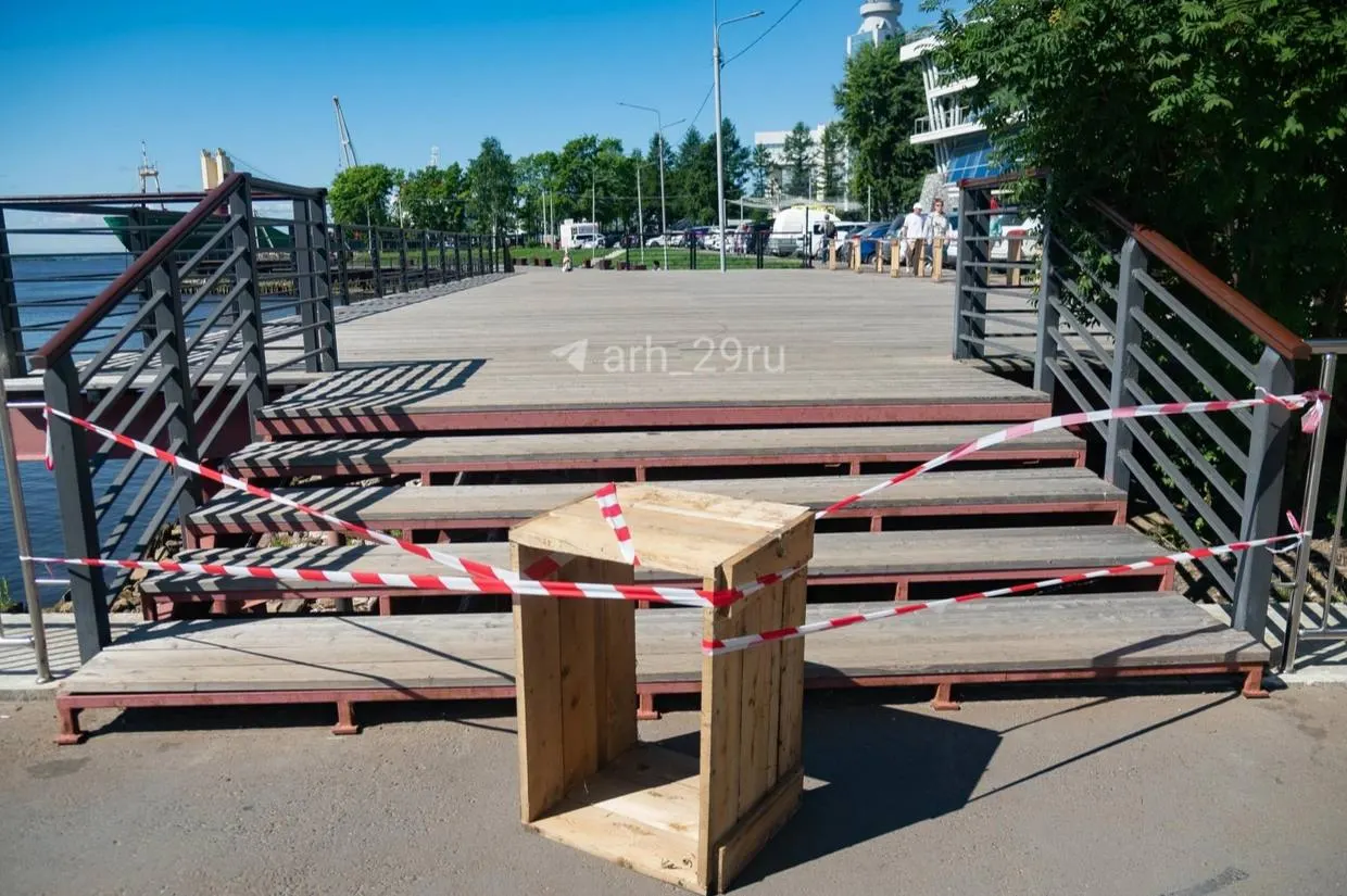 На пристани красят деревянный настил: участок огородили лентой до полного высыхания краски. Работы могут занять несколько дней.