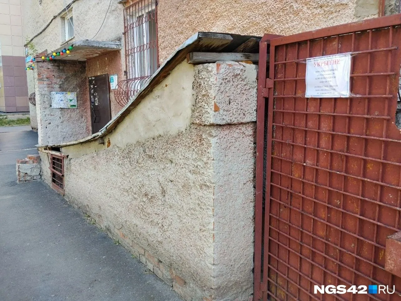 У старого дома на Тухачевского, 29 вход в подвал выполнен как пристройка. У подвала обнаружена лишь одна лавочка — хотя по нормативам их должно быть до пяти. В управляющей компании заявили, что лавочки относятся к поликлинике и при необходимости принесут дополнительные со склада.