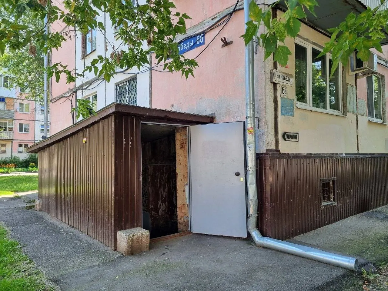 В подвале дома №66 на улице Победы в Тольятти продемонстрировали пример организации укрытия: фотографии показывают состояние помещений и базовое оснащение для использования в экстренной ситуации.
