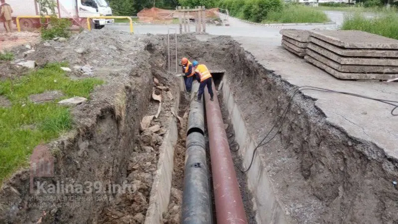 По состоянию на конец 2025 года около 49% водопроводной инфраструктуры региона нуждаются в обновлении — это 2 459 км из 5 026 км. За десять лет протяжённость сетей сократилась, но доля изношенных участков уменьшилась лишь на ~13%, тогда как нагрузка на систему растёт.