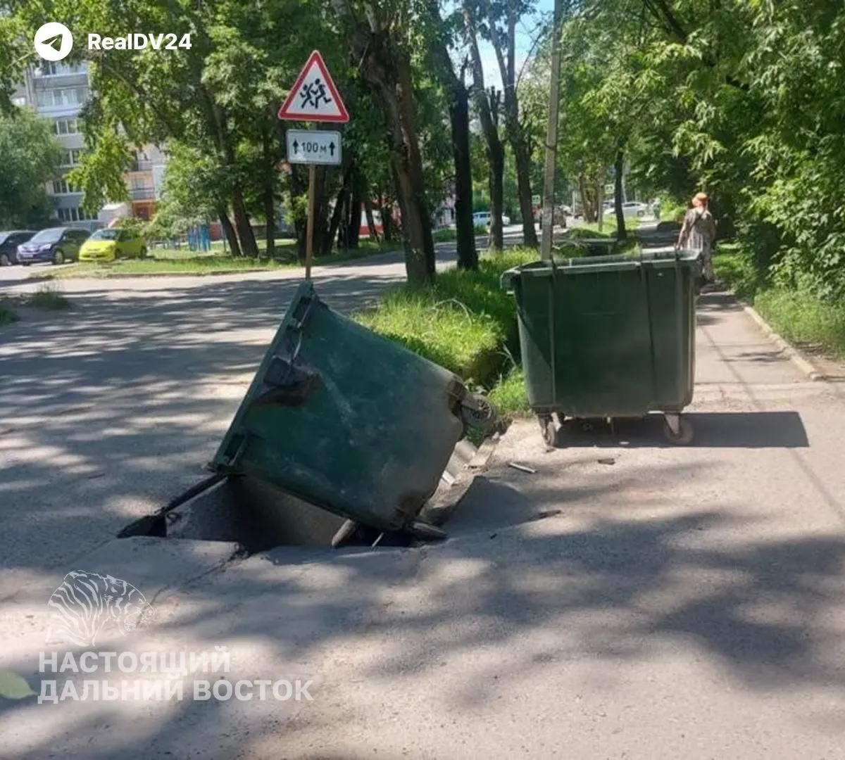 В одном из районов Хабаровска жители поставили контейнер в провалившийся участок дороги — мусоровоз не проезжает, на жаре отходы источают сильный запах, а обращения остаются без ответа.