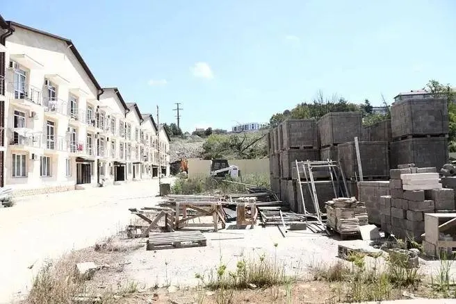 Несколько многоквартирных самостроев в Сочи временно остались без электроснабжения. Крупный жилкомплекс задолжал поставщику «ТНС энерго Кубань» 1,2 млн рублей.