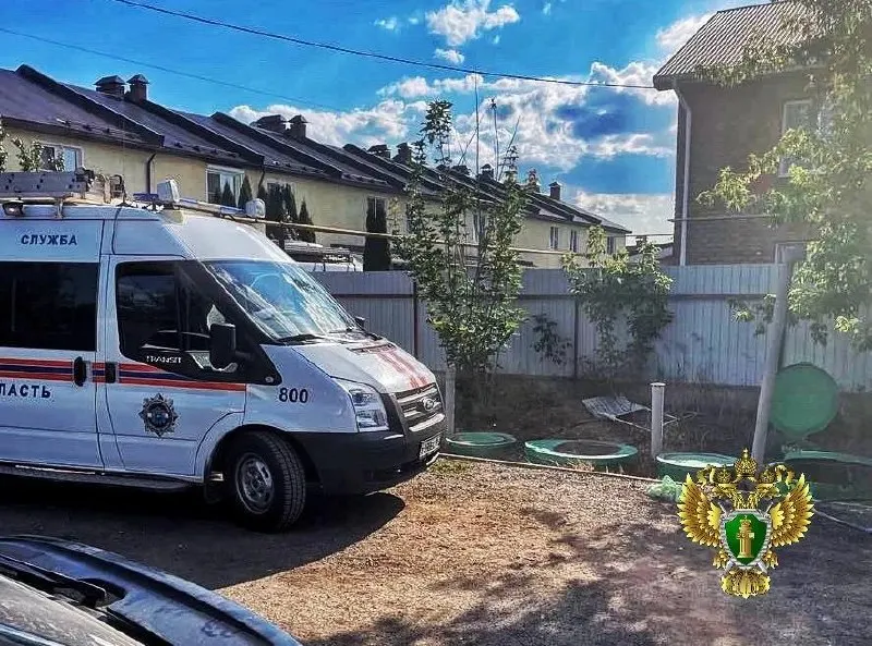 Во время работ на частном участке двое мужчин отравились смесью газов: один скончался, второй госпитализирован. Прокуратура проводит проверку обстоятельств.