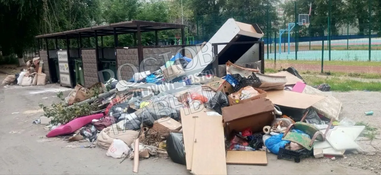 Житель сообщает, что вместо спортивной площадки у дома 40‑летия Победы, 63/11 накопился мусор, коммунальные службы не вывозят, предлагают только платную вывозку частниками.