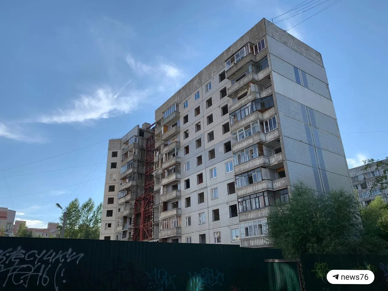 В доме на Батова остаются девять нерасселённых квартир; власти ждут окончания сроков соглашений с собственниками и готовы обратиться в суд.