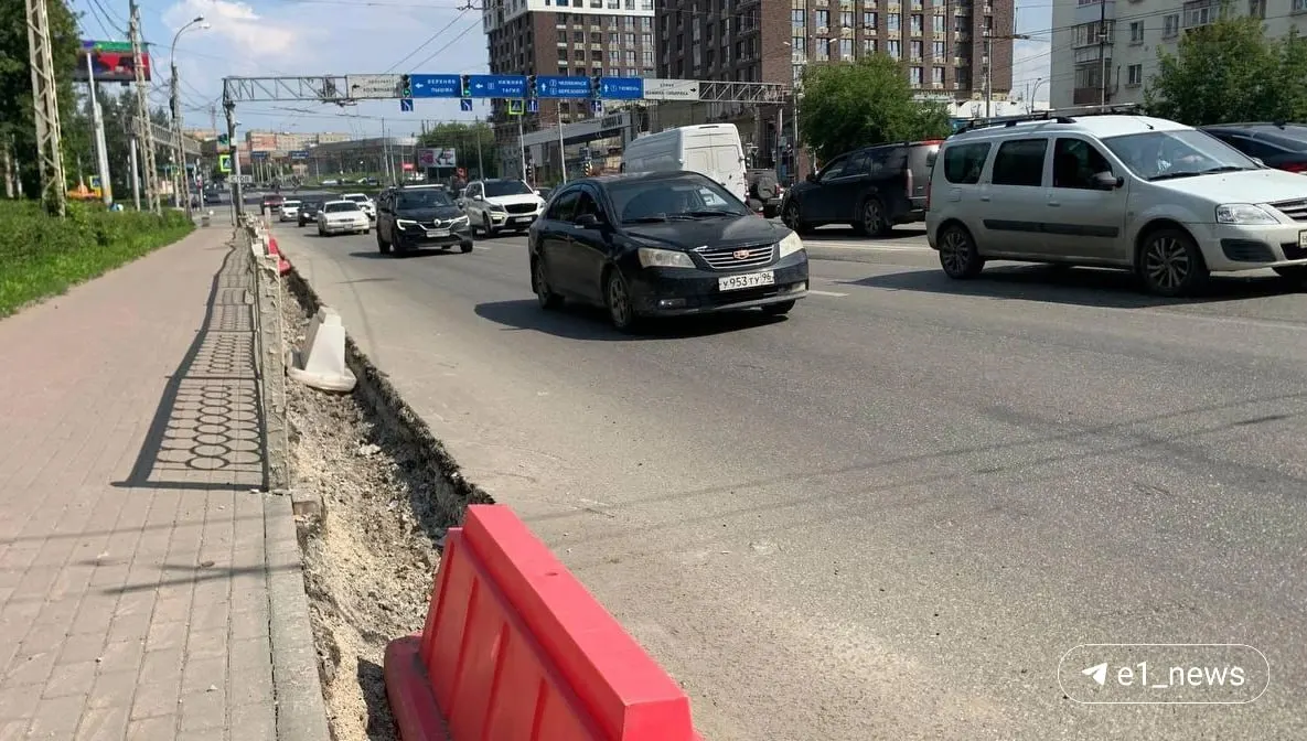 На участке от Восточной до Привокзальной площади идут дорожные работы: меняют бордюры, укладывают новый асфальт и благоустраивают тротуары с газонами. Проезд будет поочерёдно перекрыт, работы планируют завершить к середине сентября.