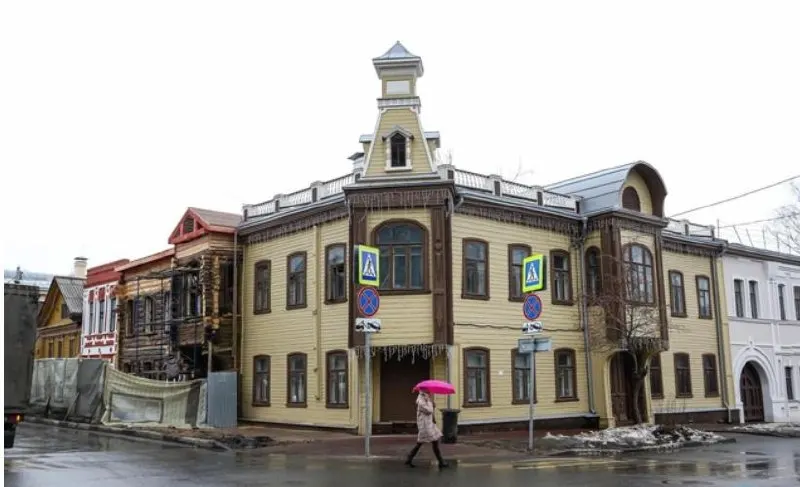 Из аварийной Усадьбы Седова на улице Студеной выселили семью с новорождённой дочерью — на место планируют открыть гостиничный бизнес; компенсация оказалась явно ниже рыночной стоимости жилья.