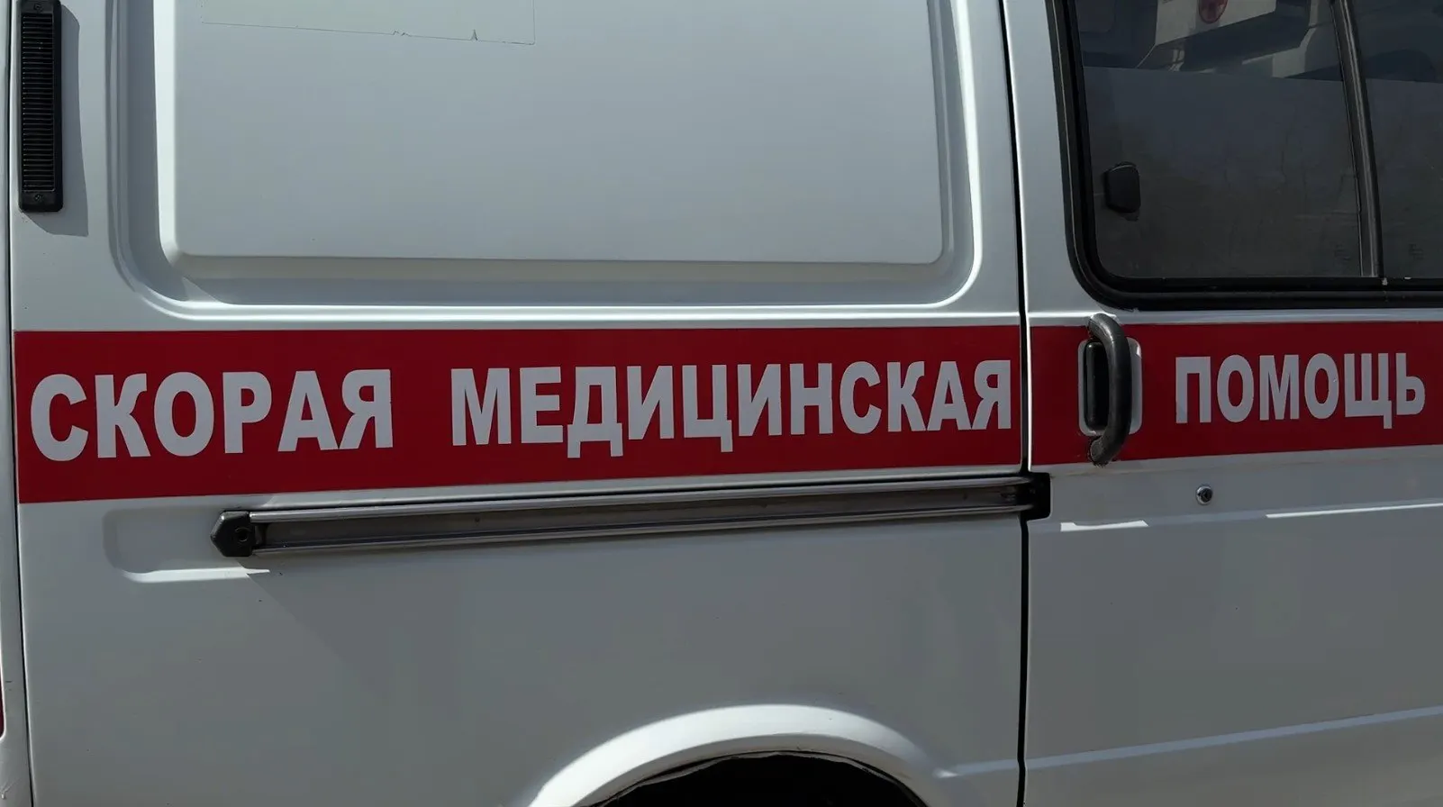 Власти края договорились о приоритетной заправке автомобилей скорой помощи, МЧС, полиции, аварийных коммунальных служб, общественного транспорта и дорожных служб — для поддержания поставок продовольствия и жизнеобеспечения регионов.