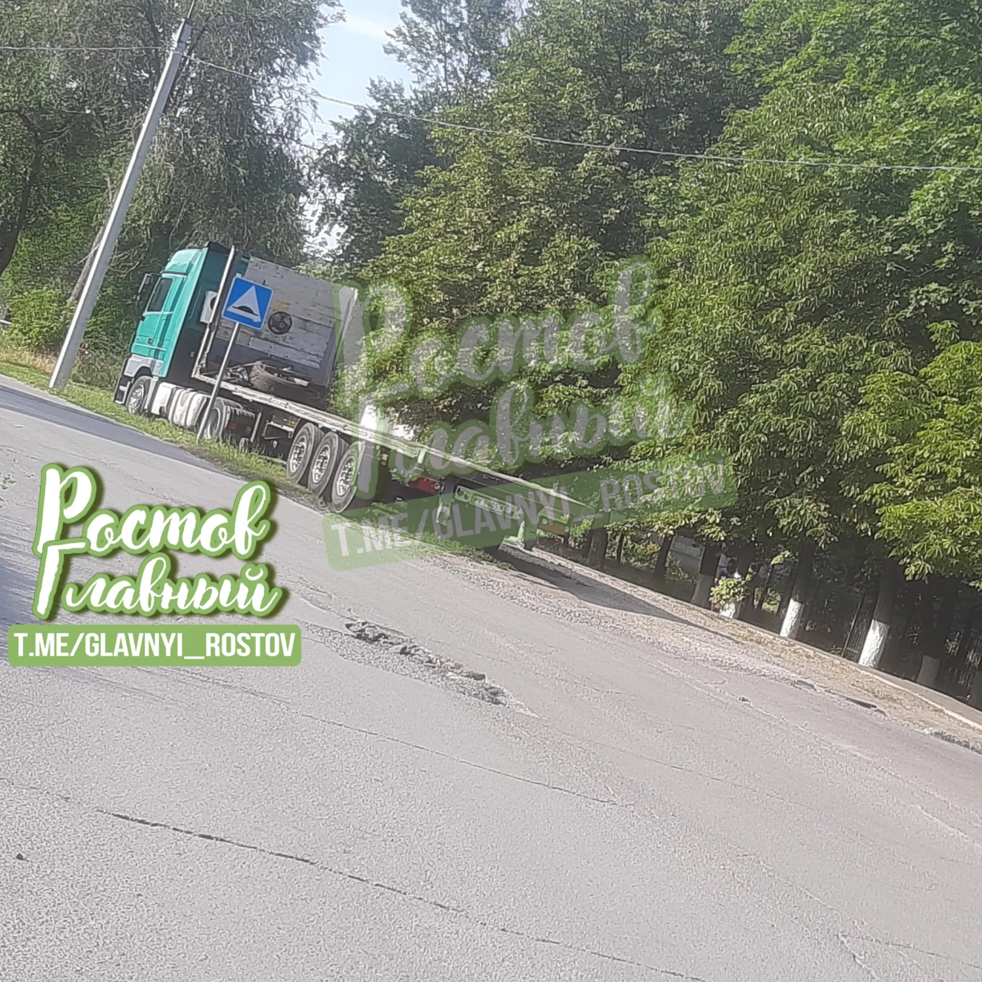 Жители сообщают, что в течение нескольких лет во дворе на Вятской, 37/1 паркуется грузовой автомобиль. После дождя во дворе остаётся грязь — автор обращения спрашивает, почему машина не на спецстоянке.