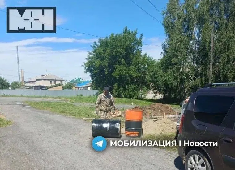 Жители тюменского села возмущены: площадку для мемориала выбрали рядом с канализационными люками и выгребными ямами, хотя они предлагали сквер напротив администрации.