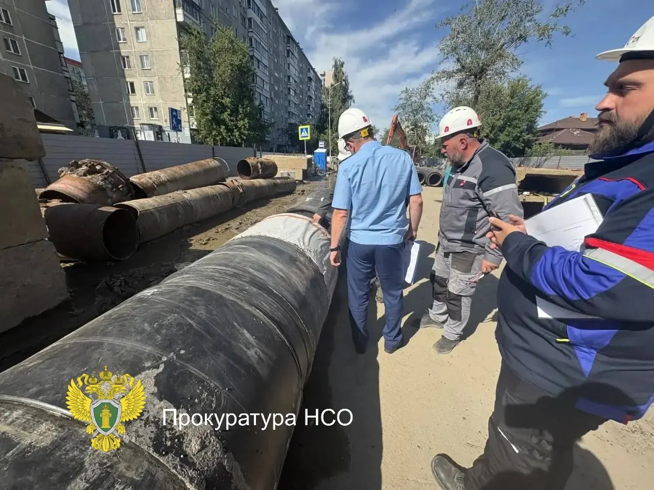 На ряде улиц города продолжаются раскопки в рамках ремонта и проверки теплотрасс; на некоторых объектах нет рабочих. Прокуратура держит подготовку к отопительному сезону под контролем и объявила предостережение подрядчику.