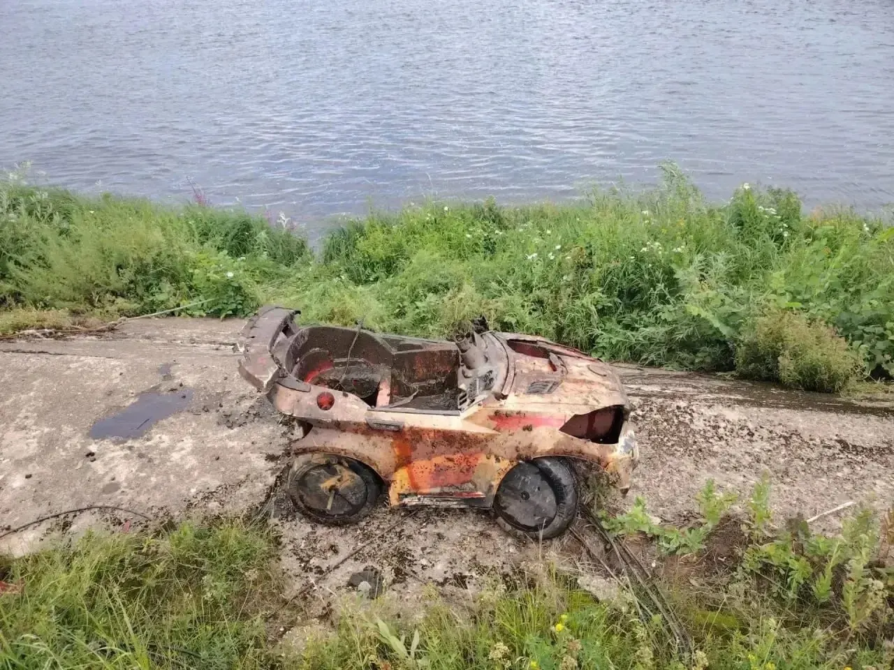 При очистке защитной решётки на Ново‑Сормовской водопроводной станции из системы извлекли модель BMW, которая, по виду, долгое время дрейфовала в Волге.