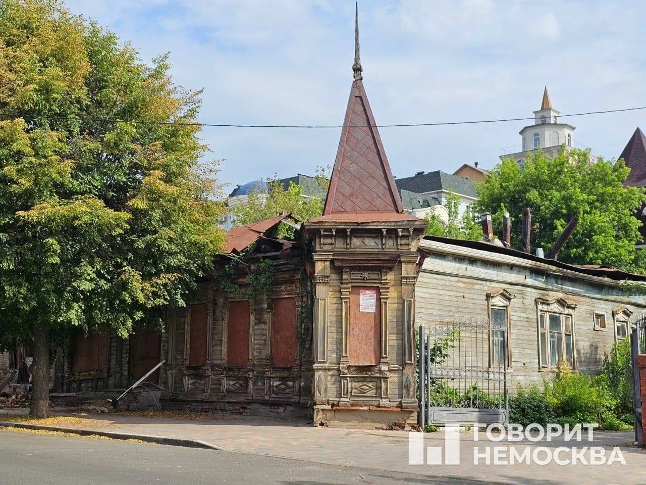 В центре Рязани частично обрушился объект культурного наследия XIX века. Власти готовят документы в суд, чтобы обязать собственников провести работы по сохранению, хотя реставрация требует лицензированных мастеров и больших затрат.