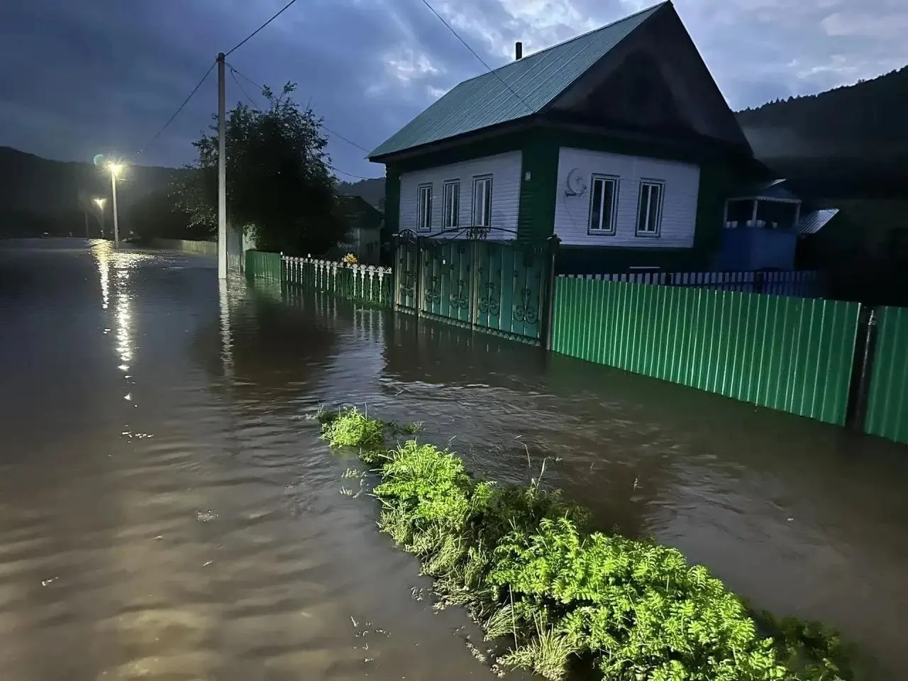 На оперативном совещании сообщили о подтоплениях в Аскинском и Белокатайском районах: эвакуированы десятки людей, около 1 000 остаются без питьевой воды, предприниматели доставляют продукты и воду.