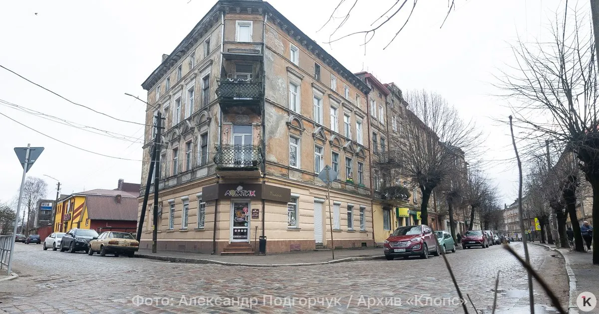 Муниципалитет сообщил, что из‑за ограниченного бюджета брусчатку на городских дорогах не будут переложивать, поэтому при ремонте улиц будет использоваться асфальт; историческое покрытие в центре сохранят.