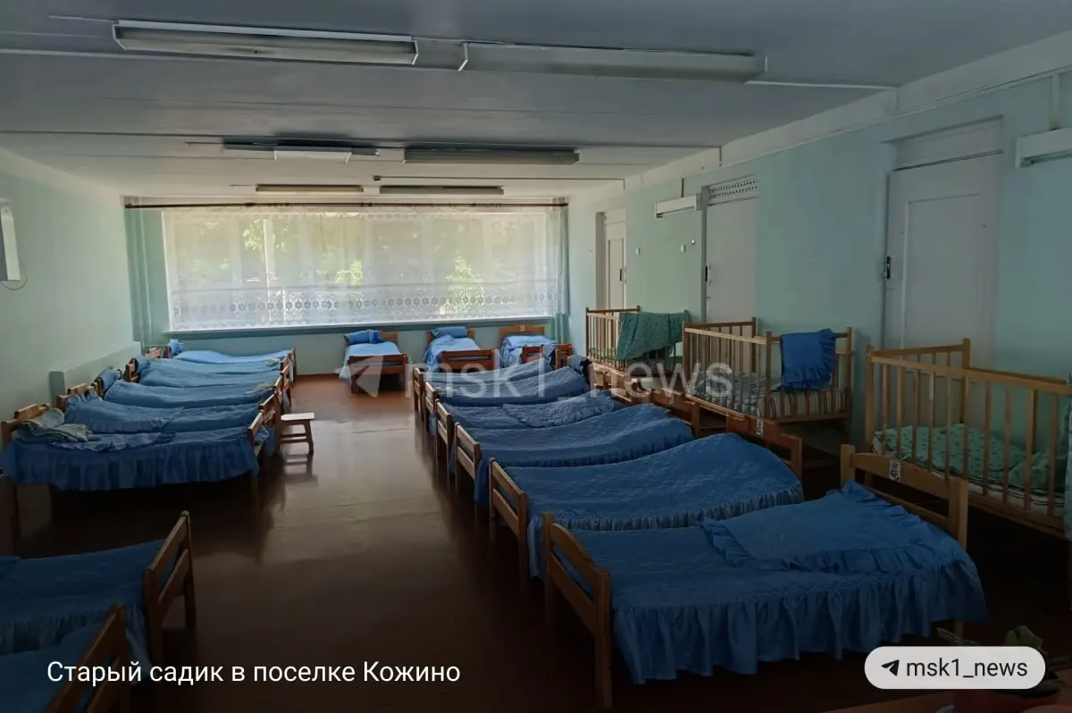 В поселке Кожино (Руза) воспитанников детсада №58 планируют перевести в здание Нестеровского лицея. Родители жалуются на длинный и опасный маршрут и на плохое состояние нового корпуса; власти обещают устранить недостатки к сентябрю.