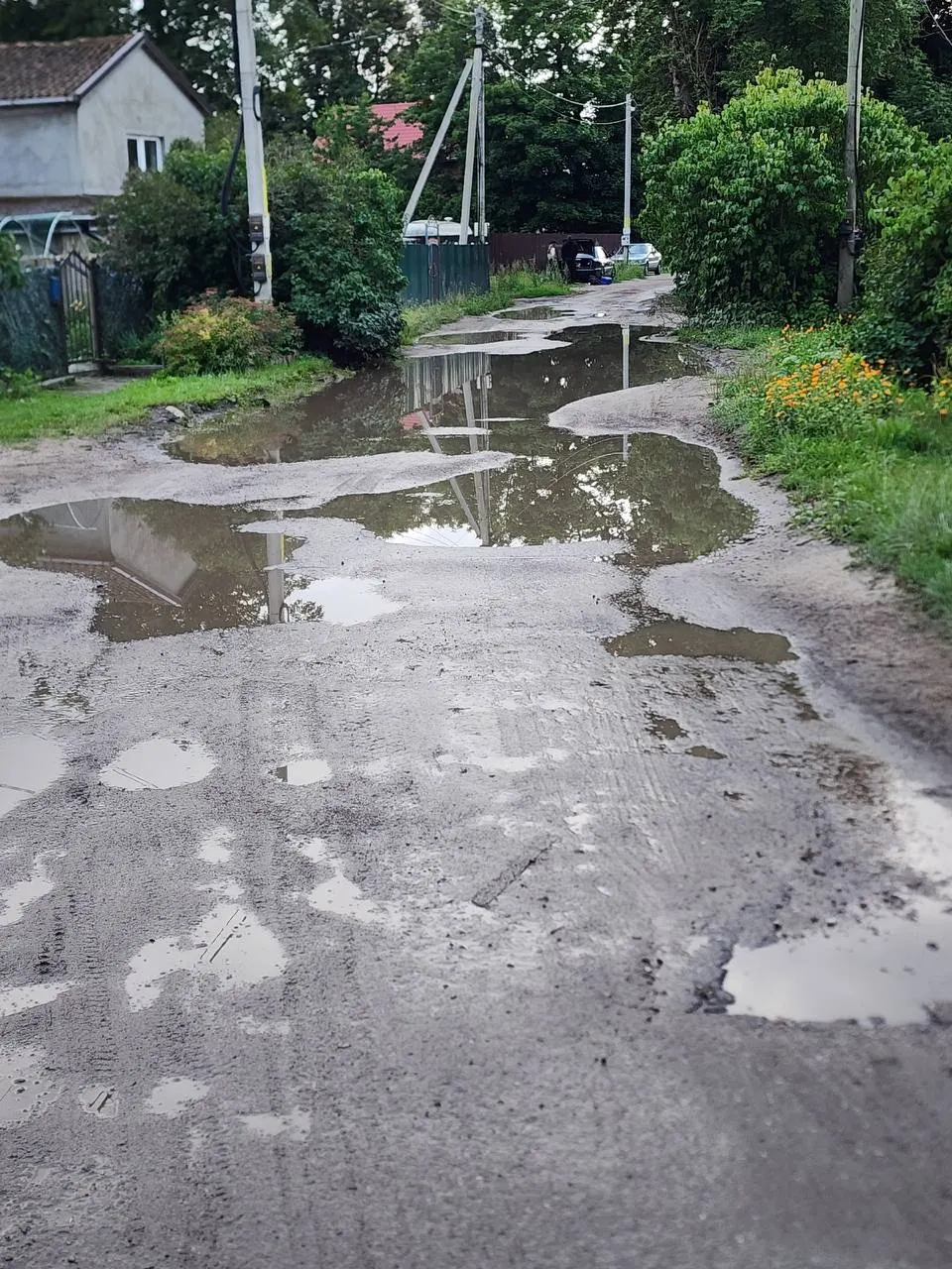 В Янтарном городском округе дороги и тротуары в посёлке Покровское находятся в аварийном состоянии. Местные жители годами просят ремонта, но финансирование идёт в основном на развитие туристической инфраструктуры.