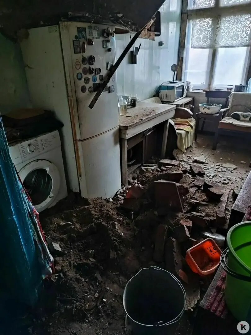 В посёлке Ясное в квартире жилого дома рухнул потолок. Жильцы не пострадали, но дом давно в аварийном состоянии — жители добиваются признания его непригодным для проживания.