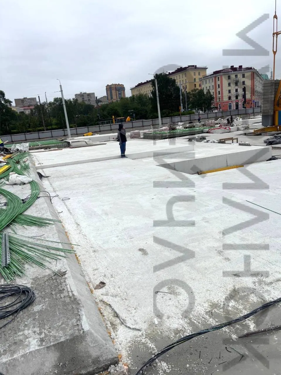 Мэрия называет 31 августа 2026 года окончательной датой сдачи площади «Пять Углов», хотя проектная документация ещё проходит экспертизу, а готовность этапов оценивают в 70–95%. Подрядчик может получить санкции за нарушение сроков.