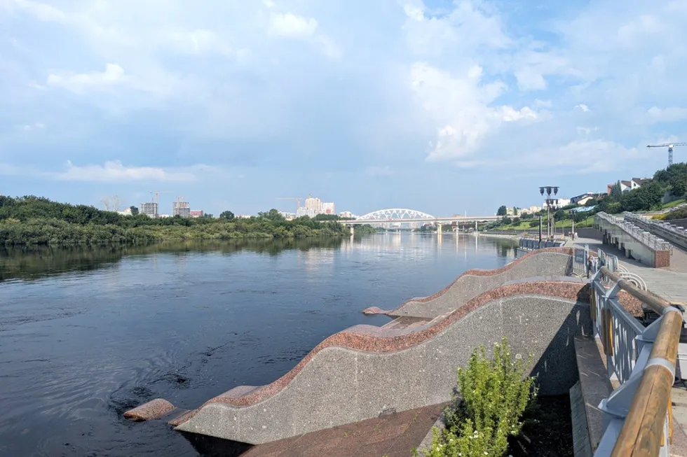 Жители Тюмени жалуются на сильный неприятный запах у реки и в водопроводной воде, на берегах массово гибнет рыба. Специалисты обнаружили дефицит кислорода в реке, Роспотребнадзор советует пить бутилированную воду, Следственный комитет возбудил уголовное дело.