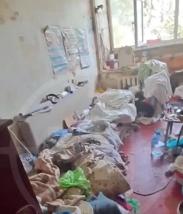 Жильцы дома в Адлере жалуются, что из одной квартиры распространяются тараканы и едкий запах, а хозяйка уже дважды провоцировала возгорания. Люди просят коммунальные службы и контролирующие органы вмешаться.