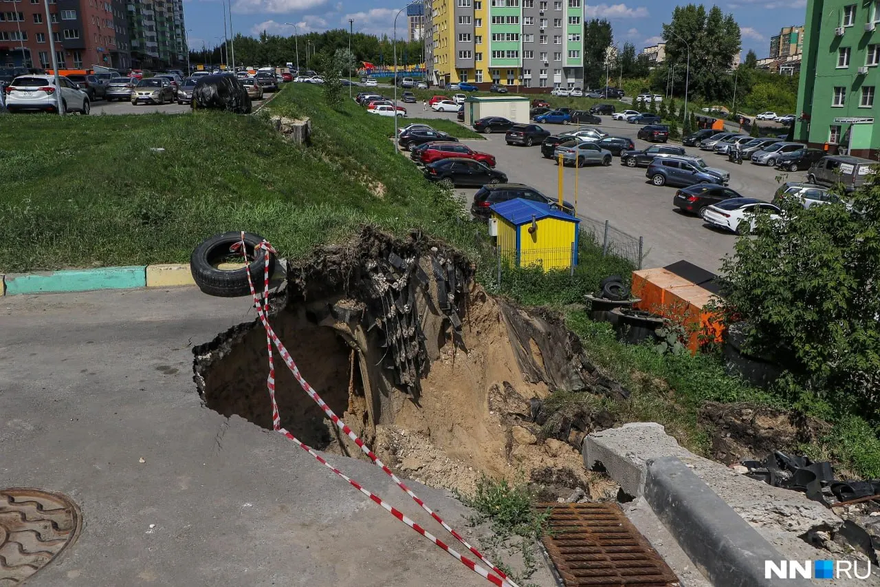 В районе жилого комплекса произошли обвалы грунта и трещина в подпорной стенке у стройки подземной парковки; мэрия указывает на ответственность застройщика, а жители обсуждают необходимость инженерных работ.