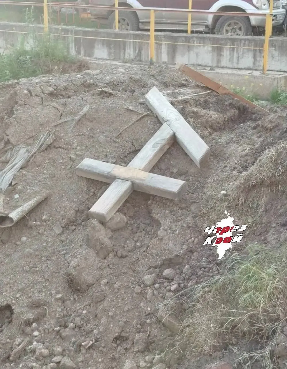 На детскую площадку у дома №45 на улице 9 Мая доставили грунт с могильными крестами и бытовыми отходами. Администрация обещала заменить землю, но жители говорят, что её начали разравнивать без замены.